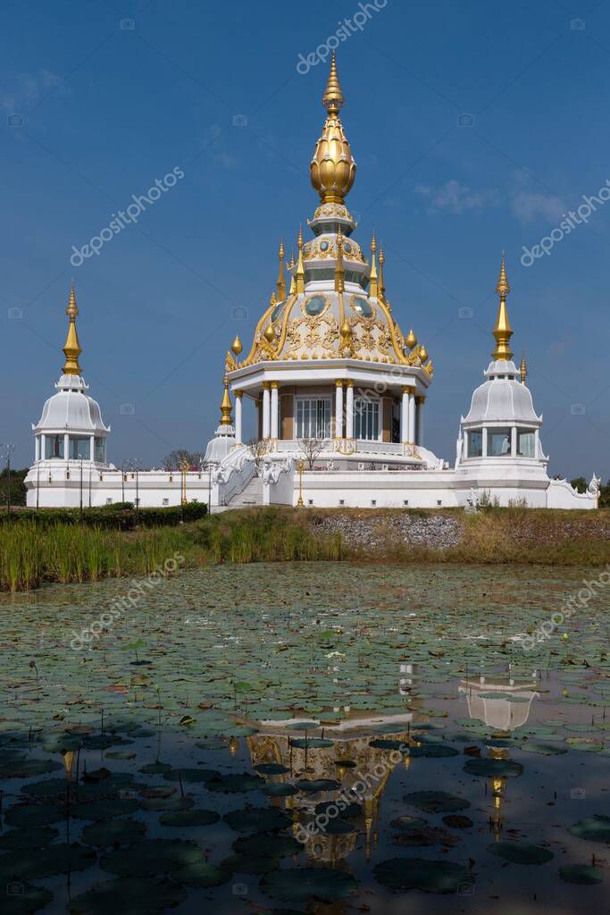 Estanque Con Loto Nelumbo Frente A Maha Rattana Chedi De Wat Thung