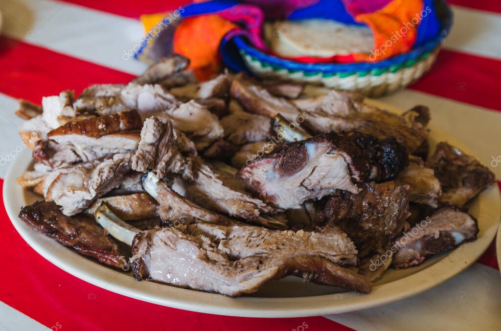 Costillas de jabalí asadas servidas con salsa y conchas de taco 2022