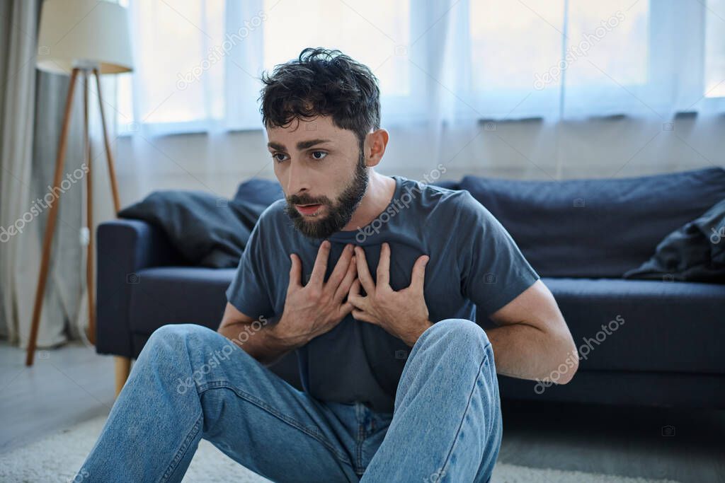 Hombre Traumatizado Enfermo Con Barba En Ropa De Casa Que Tiene Un