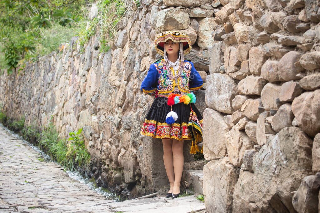 Hermosa Chica Con Vestido Tradicional De La Cultura Andina Peruana