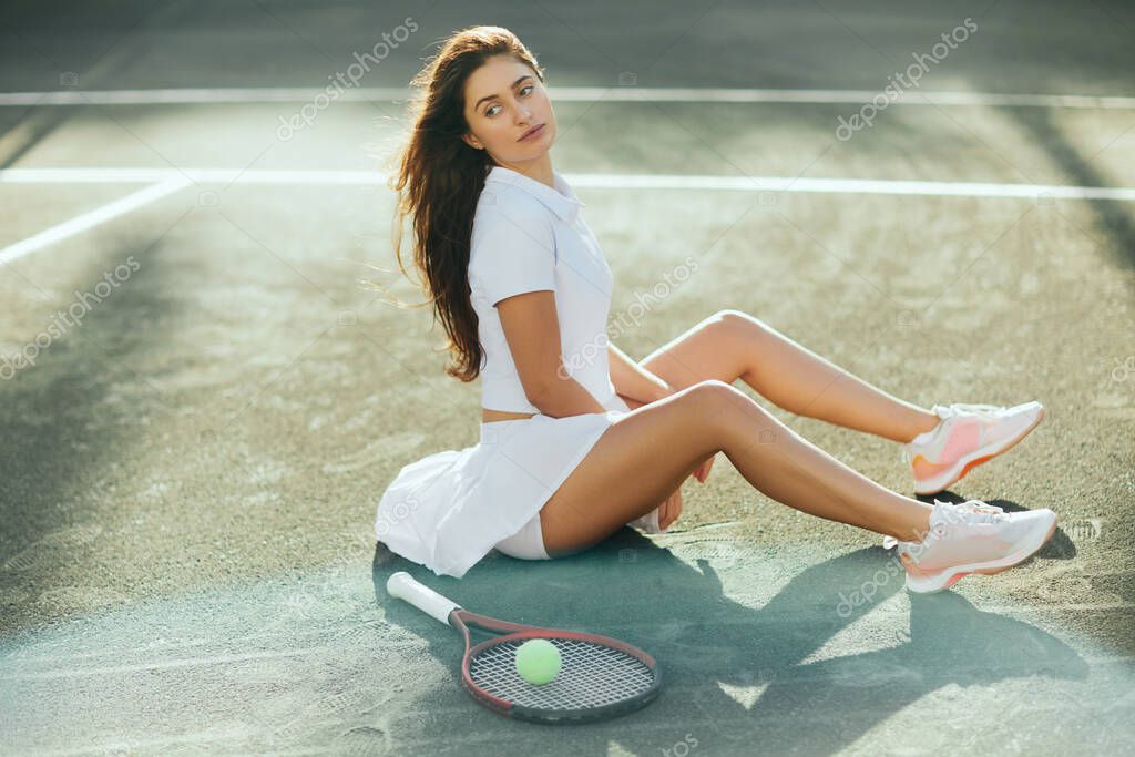 Jugadora De Tenis Descansando Despu S Del Partido Mujer Joven Sentada