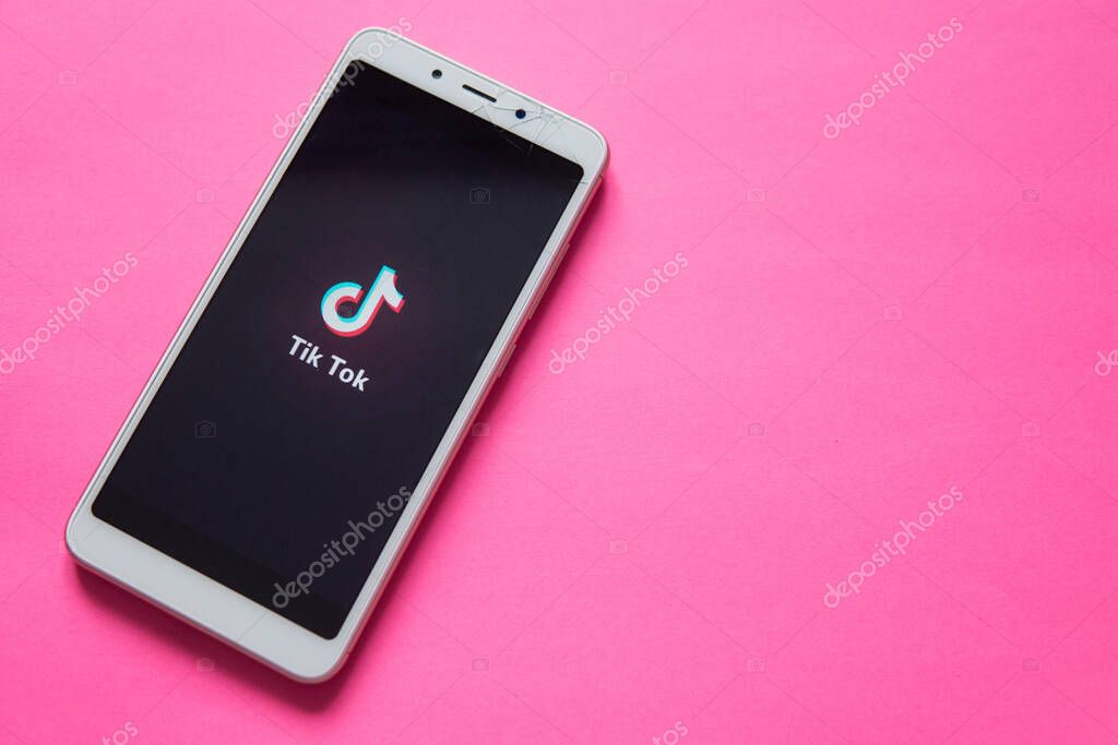 Tver Rusia 12 De Febrero De 2020 Tik Tok Logo On Smartphone Screen