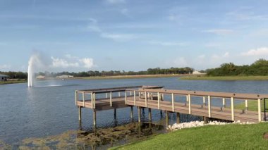 Küçük Ahşap İskele. İnsan yok. Ekolojik tatil köyü, balık tutma, yüzme