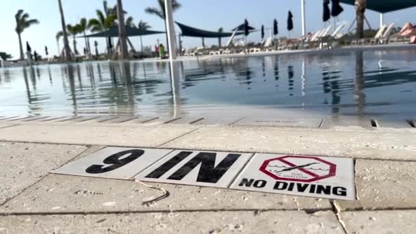 泳滩边缘设置水深警告标志以确保安全 — 图库视频影像