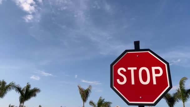 Detailní Záběr Červené Značky Stop Modrém Pozadí Oblohy — Stock video