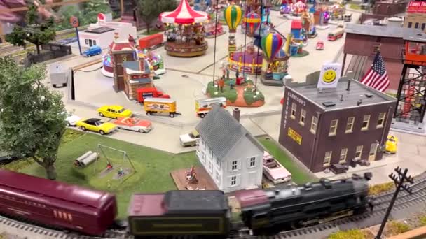 Pequeño Mini Parque Atracciones Juguete Con Tren Carrusel — Vídeos de Stock