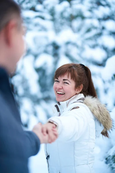 Egy Boldog Szerelmespár Sétál Téli Erdőben Hóban Úszkálva — Stock Fotó