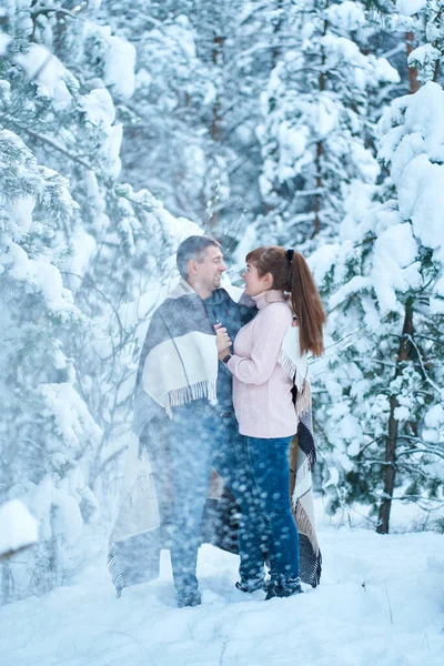 Пара Закоханих Цілується Під Час Прогулянки Надзвичайно Засніженим Зимовим Лісом — стокове фото