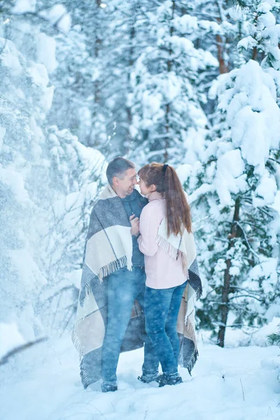 Casal Apaixonado Beijando Enquanto Caminha Por Uma Floresta Inverno Fabulosamente — Fotografia de Stock