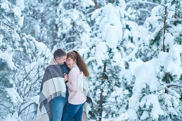 Ein Verliebtes Paar Küsst Sich Beim Spaziergang Durch Einen Märchenhaft — Stockfoto