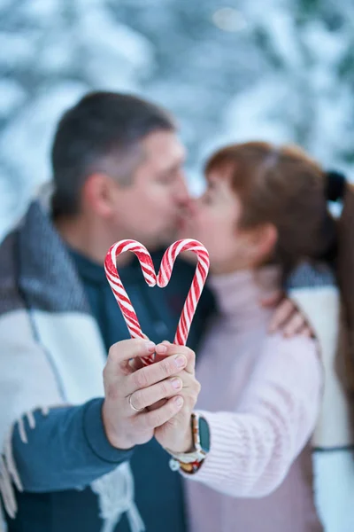 Egy Szerelmes Pár Csókolózik Miközben Sétálnak Egy Mesésen Hófödte Téli — Stock Fotó