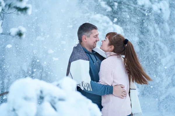 Ein Verliebtes Paar Küsst Sich Beim Spaziergang Durch Einen Märchenhaft — Stockfoto