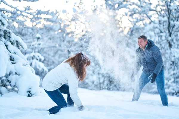 Egy Fiatal Szerelmespár Bolondozik Téli Erdőben Játszanak Havat Dobálnak Egymásnak — Stock Fotó