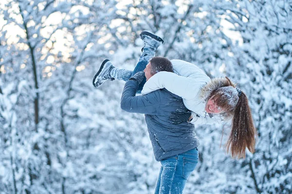 Jovem Casal Apaixonado Brincando Nos Bosques Inverno Jogando Neve Outro — Fotografia de Stock