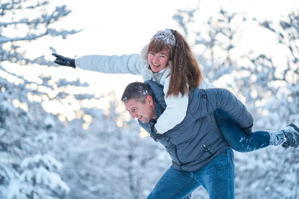 Egy Fiatal Szerelmespár Bolondozik Téli Erdőben Játszanak Havat Dobálnak Egymásnak — Stock Fotó