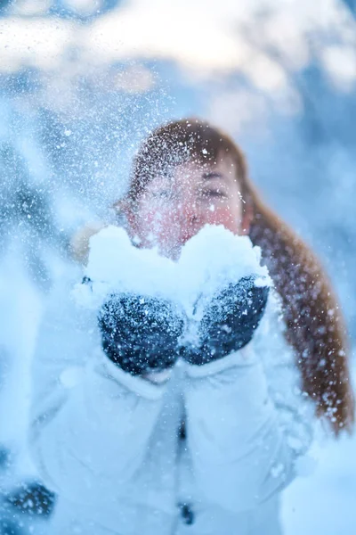Портрет Молодої Жінки Яка Дме Сніг Долоні Сніжному Зимовому Лісі — стокове фото