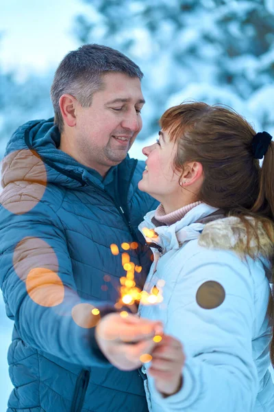 Egy Fiatal Szerelmespár Ölelkezik Téli Erdőben Csillagszórókkal Kezében Ünnepi Téli — Stock Fotó