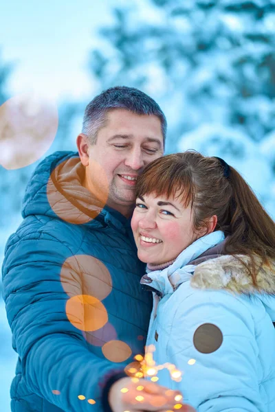 Egy Fiatal Szerelmespár Ölelkezik Téli Erdőben Csillagszórókkal Kezében Ünnepi Téli — Stock Fotó
