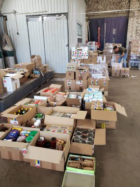 Ukrayna 'ya insani yardım paketleri halinde dağıtıldı. Geçici göçmenlere gönderilmeden önce. Dnipro, Ukrayna - 07.04.2022