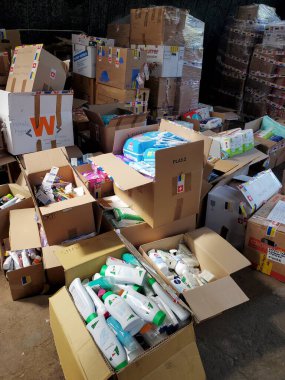 Ukrayna için hijyenik bir insani yardım paketler halinde düzenlendi ve geçici olarak taşınan kişilere gönderildi. Dnipro, Ukrayna - 07.04.2022