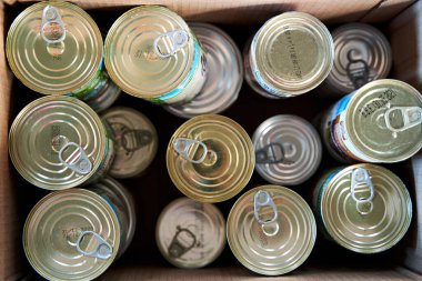 Kutu konserve yiyecekle dolu..