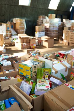 Ukrayna için hijyenik bir insani yardım paketler halinde düzenlendi ve geçici olarak taşınan kişilere gönderildi. Dnipro, Ukrayna - 07.06.2022
