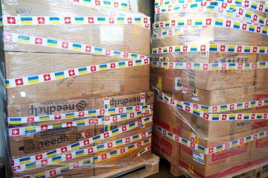 Gönüllü merkez deposunda Ukrayna için insani yardım kutuları. Dnipro, Ukrayna - 07.06.2022