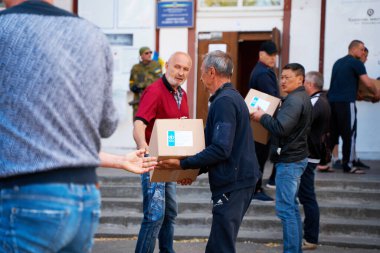 Ukraynalı gönüllüler içinde insani yardım olan kutuları boşaltıyor. Dnipro, Ukrayna - 05.17.2022