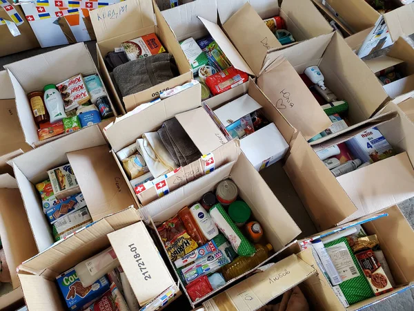 收集到的装有人道主义援助物品的盒子准备送到乌克兰临时流离人员手中 Dnipro Ukraine 2022 — 图库照片