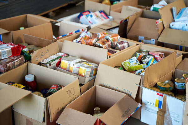 Продовольственная гуманитарная помощь для Украины отсортирована по посылкам перед отправкой в темпонарные перемещенные лица. Днепр, Украина - 07.06.2022