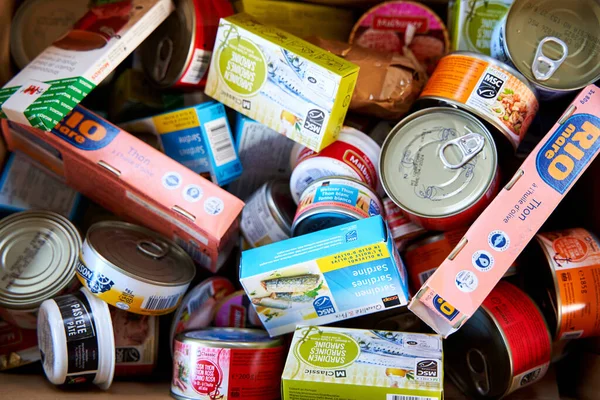 Konserve yiyeceklerle dolu bir karton kutu. Dnipro, Ukrayna - 07.06.2022