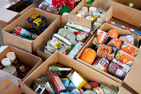 Продовольственная гуманитарная помощь для Украины отсортирована по посылкам перед отправкой в темпонарные перемещенные лица. Днепр, Украина - 07.06.2022