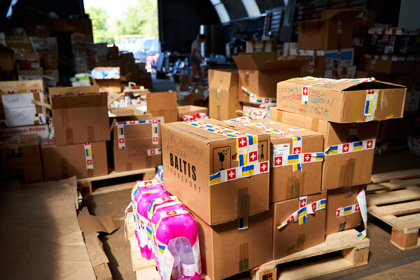 Коробки с гуманитарной помощью для Украины на складе волонтерского центра. Днепр, Украина - 07.06.2022