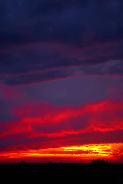 Ardiente Paisaje Verano Atardecer Sol Naranja Cielo Azul Oscuro — Foto de Stock