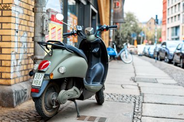 Avrupa 'nın caddesindeki motosikletin yakın plan fotoğrafı. Berlin, Almanya - 05.17.2019
