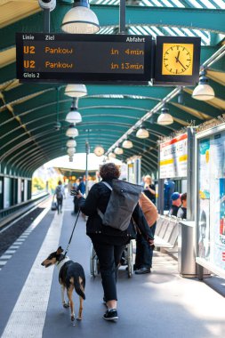 Berlin 'deki platformda elektronik skorbord tren tarifesi. Berlin, Almanya - 05.17.2019