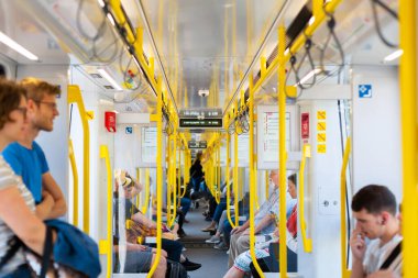 Sarı tırabzanları olan modern bir metro vagonu. Berlin, Almanya - 05.17.2019