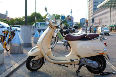 Avrupa 'nın caddesindeki motosikletin yakın plan fotoğrafı. Berlin, Almanya - 05.19.2019