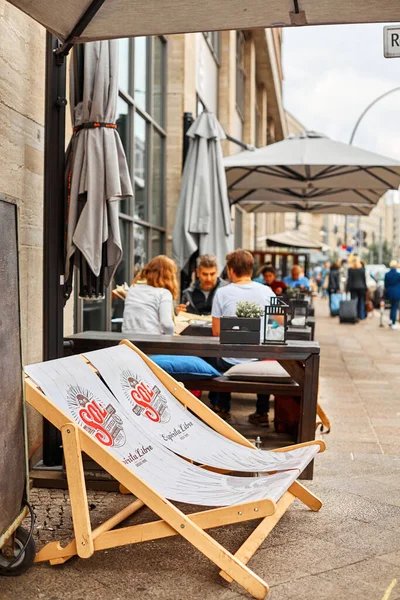 Espreguiçadeiras Para Relaxar Área Rua Restaurante Berlim Alemanha 2019 — Fotografia de Stock