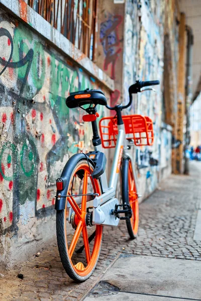 Elegante Transporte Urbano Brillante Bicicleta Estacionada Contra Una Pared Pintada — Foto de Stock