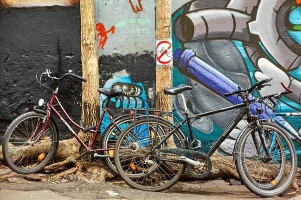 Старые Велосипеды Брошенные Переулке Раскрашенном Граффити Берлин Германия 2019 — стоковое фото