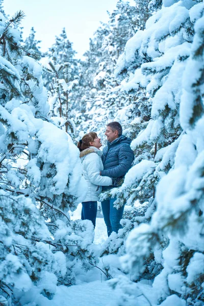 Радісна Пара Любові Ходить Зимовому Лісі Важко Вкритий Снігом — стокове фото