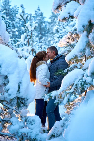 Ein Verliebtes Paar Spaziert Durch Tief Verschneiten Winterwald — Stockfoto