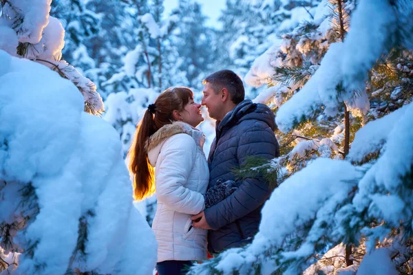 Радісна Пара Любові Ходить Зимовому Лісі Важко Вкритий Снігом — стокове фото