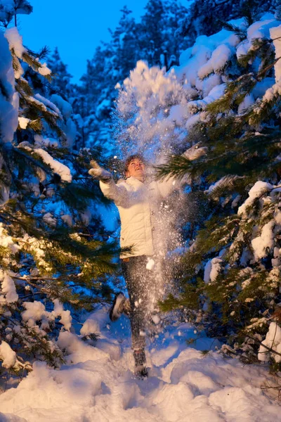 Радісна Жінка Грає Снігом Зимовому Лісі Під Час Вечірньої Прогулянки — стокове фото