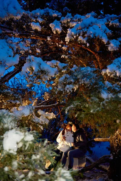 Пара Закоханих Насолоджується Ходьбою Один Одного Зимовому Лісі Ввечері — стокове фото