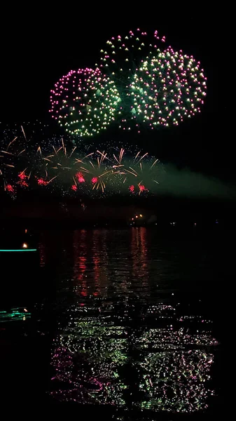 Ünnepi Tűzijáték Éjszakai Égen Egy Város Felett — Stock Fotó