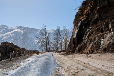 Dağlar arasında tehlikeli virajlı bir yol. Baharın başında dağ şeridi. Muhteşem dağ manzarası..