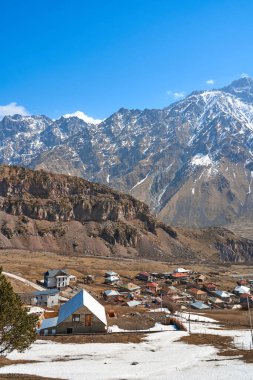 Baharın başında. Köy dağlarda. Dağların tepelerinde kar tepeleri. Ayakta küçük bir köy..