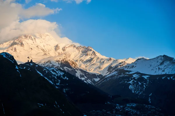 stock image Dawn in the mountains. The sun's rays fall on the top of Mount Kazbek. An inspiring morning for the traveler.